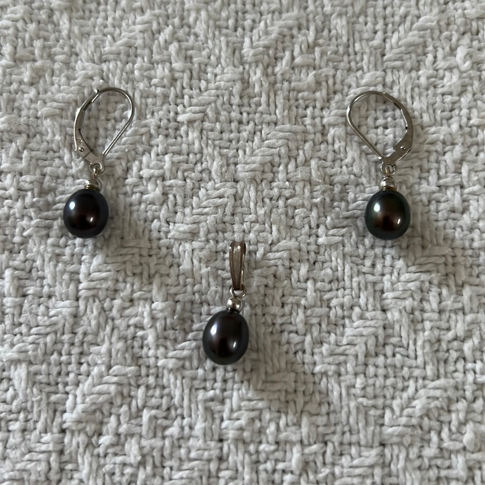 Sterling silver and black pearl pendant and dangle earrings.